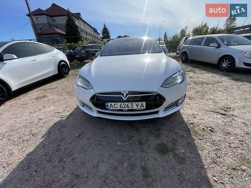 Лифтбек Tesla Model S 2016 в Луцке