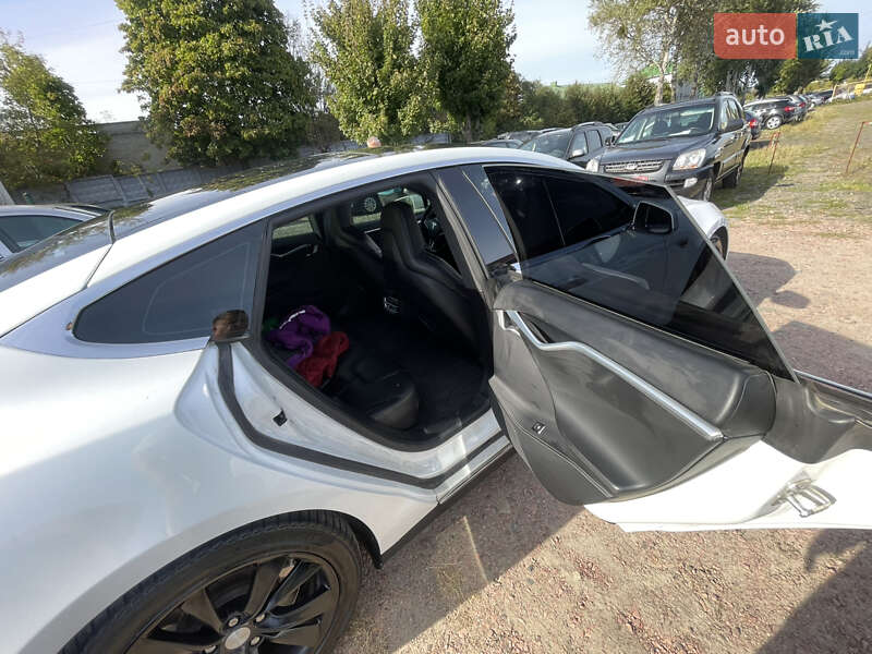 Лифтбек Tesla Model S 2016 в Луцке