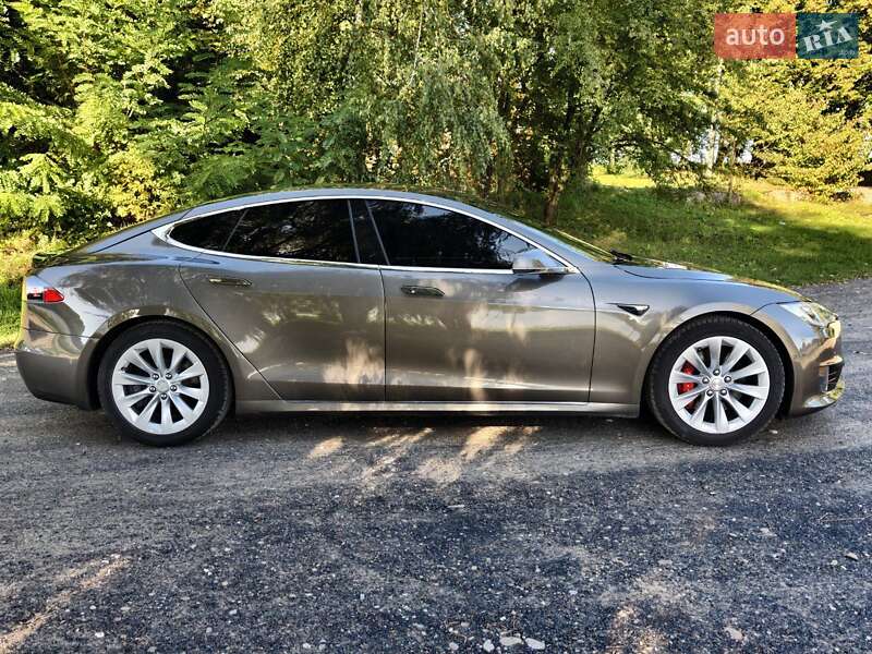 Лифтбек Tesla Model S 2016 в Ивано-Франковске