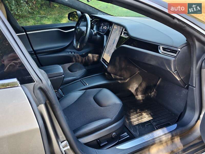 Лифтбек Tesla Model S 2016 в Ивано-Франковске