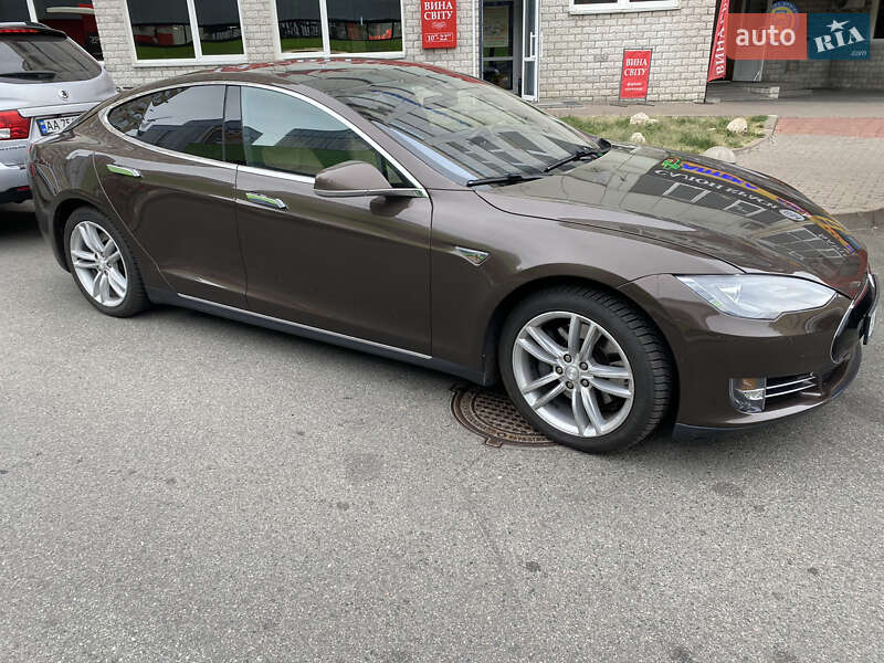 Ліфтбек Tesla Model S 2015 в Києві