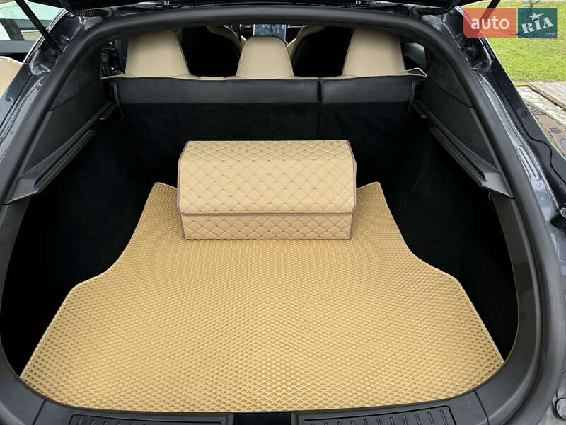 Лифтбек Tesla Model S 2016 в Снятине