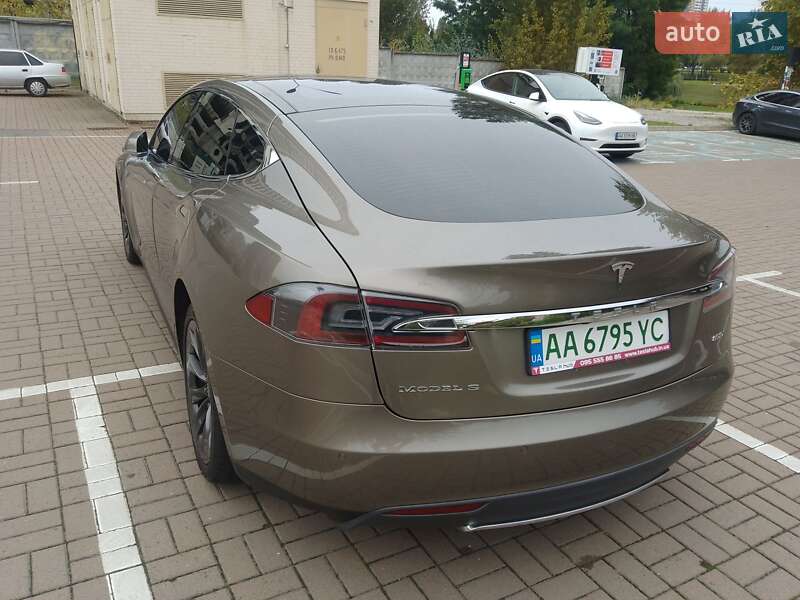 Лифтбек Tesla Model S 2015 в Киеве
