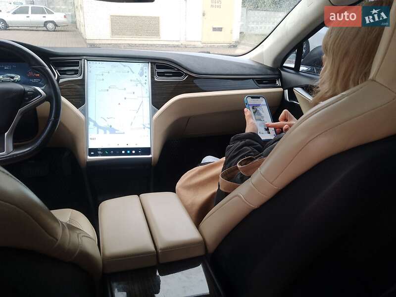 Лифтбек Tesla Model S 2015 в Киеве