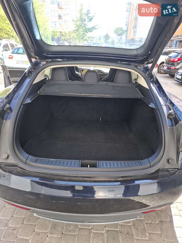 Лифтбек Tesla Model S 2015 в Виннице