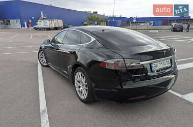 Лифтбек Tesla Model S 2017 в Ровно