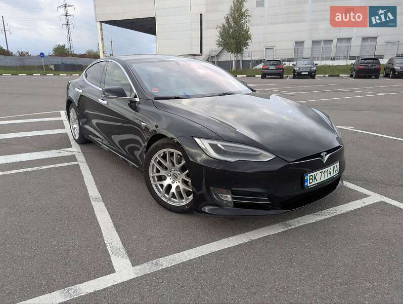 Лифтбек Tesla Model S 2017 в Ровно