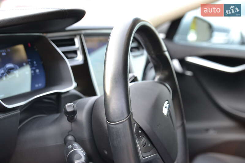 Лифтбек Tesla Model S 2015 в Луцке