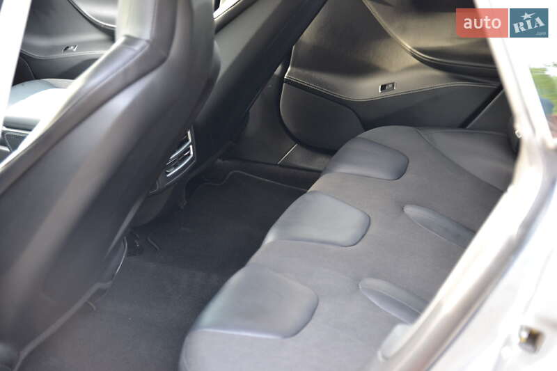 Лифтбек Tesla Model S 2015 в Луцке