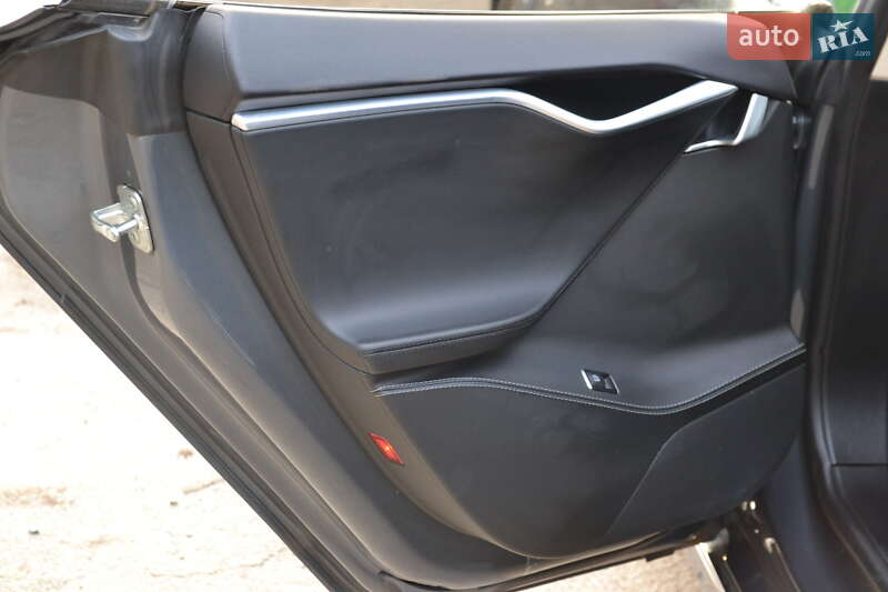 Лифтбек Tesla Model S 2015 в Луцке