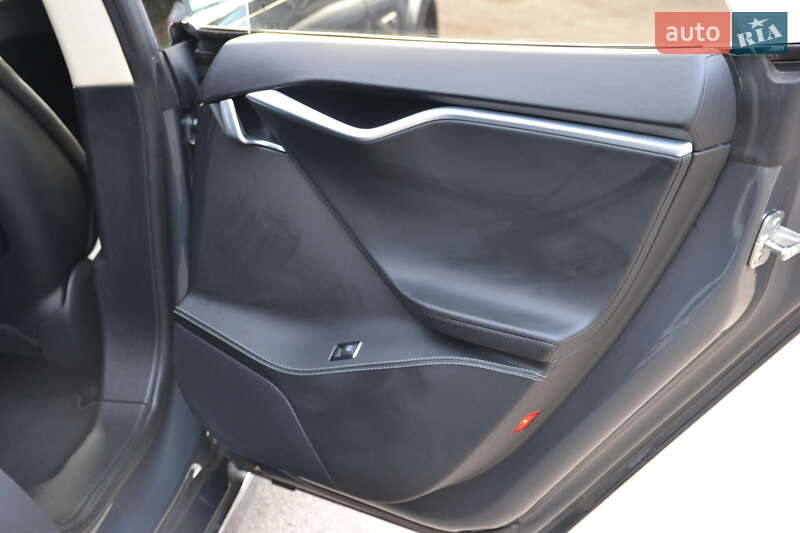 Лифтбек Tesla Model S 2015 в Луцке