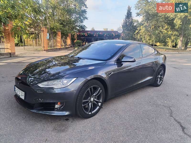 Ліфтбек Tesla Model S 2016 в Олександрії