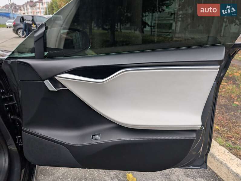 Ліфтбек Tesla Model S 2016 в Києві