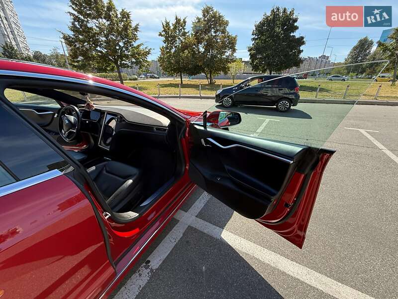 Лифтбек Tesla Model S 2016 в Киеве
