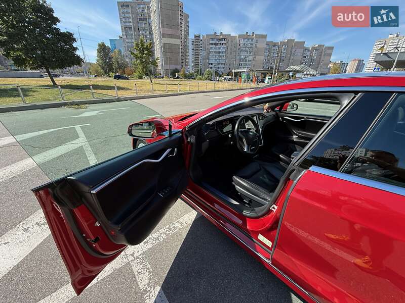 Лифтбек Tesla Model S 2016 в Киеве