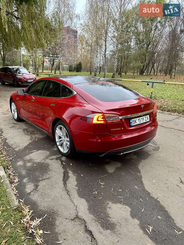 Лифтбек Tesla Model S 2015 в Ровно