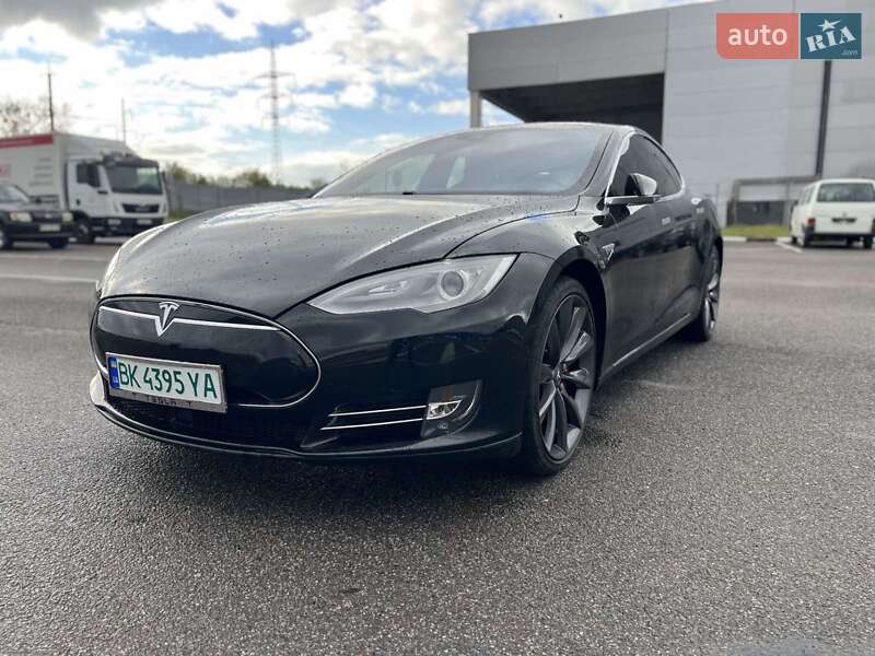 Лифтбек Tesla Model S 2015 в Здолбунове