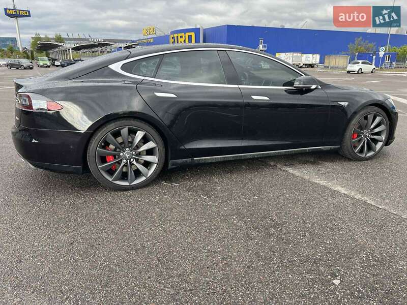 Лифтбек Tesla Model S 2015 в Здолбунове