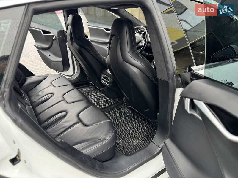 Лифтбек Tesla Model S 2016 в Виннице