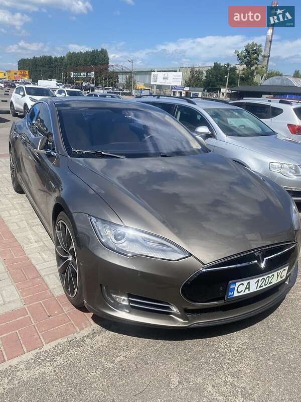Ліфтбек Tesla Model S 2016 в Черкасах