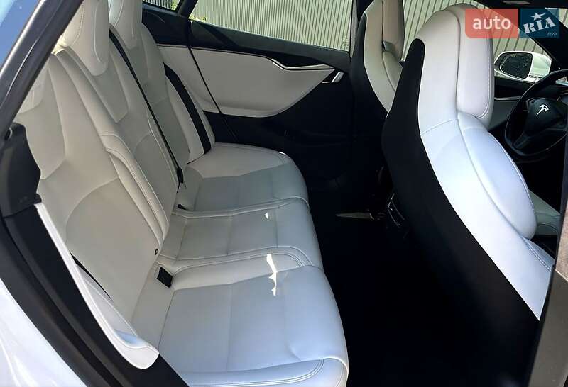 Ліфтбек Tesla Model S 2018 в Дубні