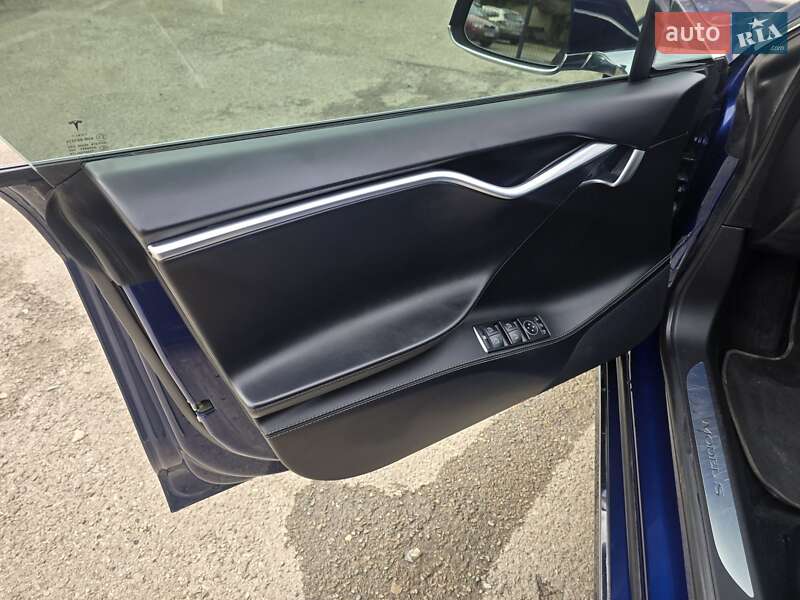 Ліфтбек Tesla Model S 2017 в Тисмениці