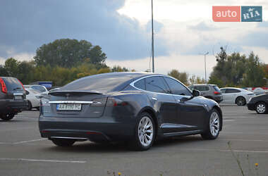 Лифтбек Tesla Model S 2015 в 