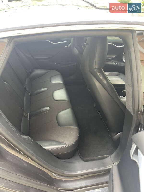 Лифтбек Tesla Model S 2016 в Киеве