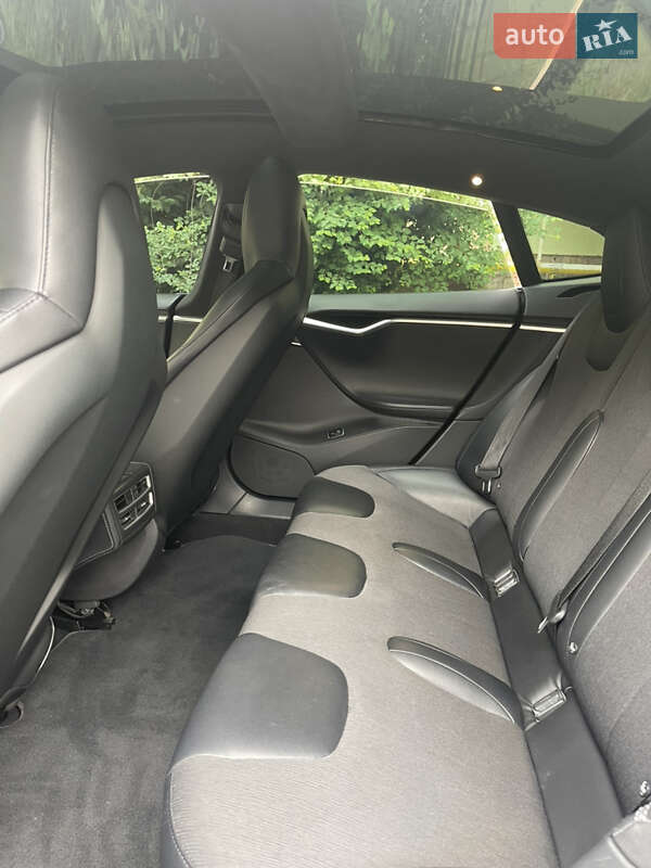 Лифтбек Tesla Model S 2016 в Киеве