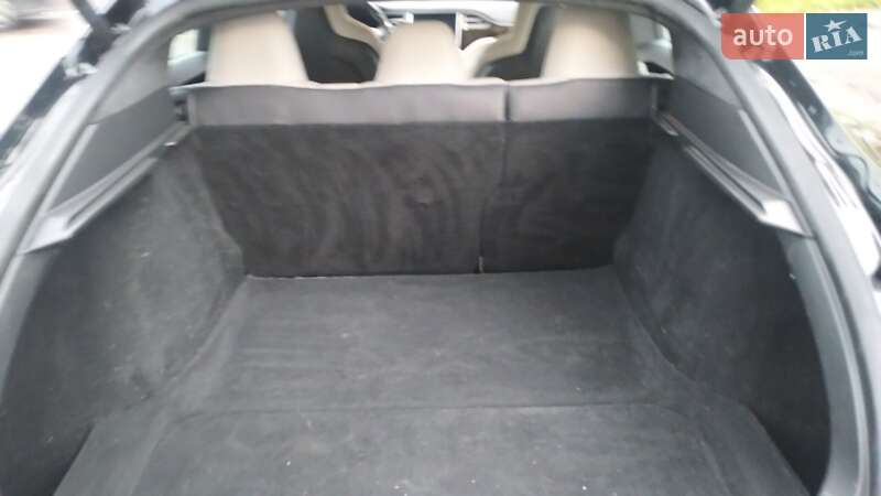 Ліфтбек Tesla Model S 2016 в Львові