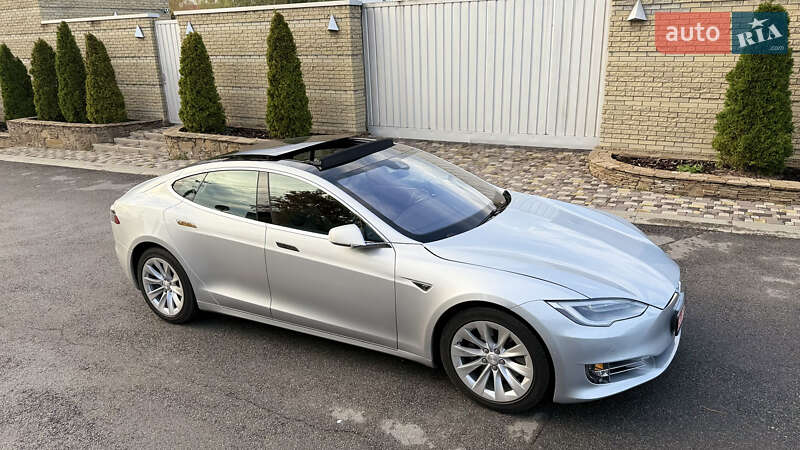 Ліфтбек Tesla Model S 2016 в Дніпрі