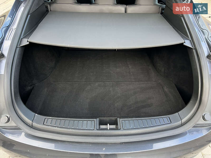 Ліфтбек Tesla Model S 2016 в Чернівцях