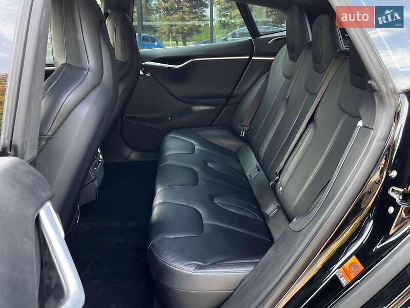 Лифтбек Tesla Model S 2016 в Луцке
