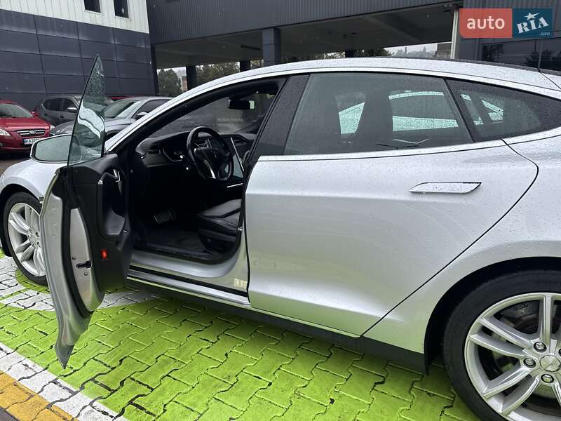 Ліфтбек Tesla Model S 2015 в Києві