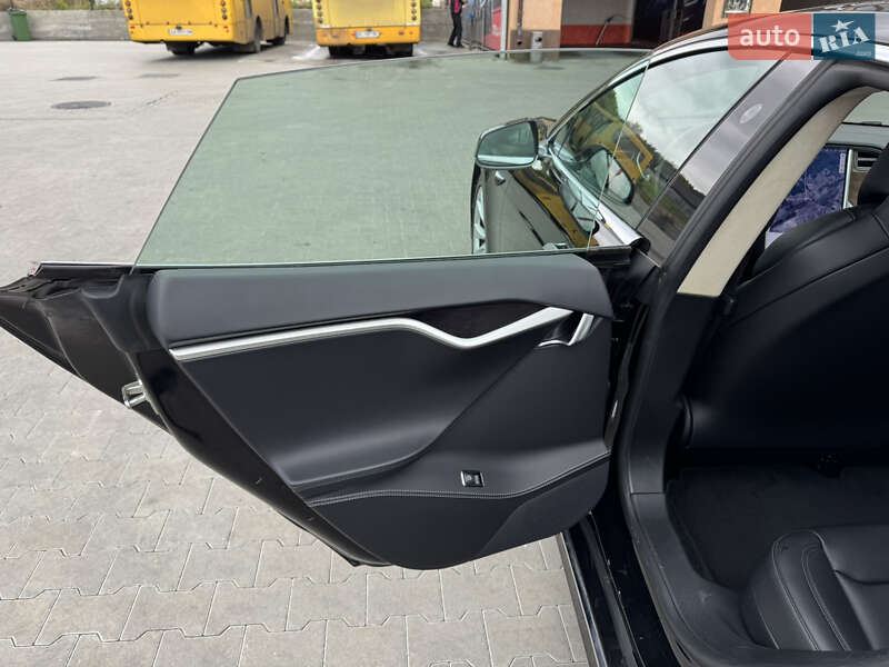 Лифтбек Tesla Model S 2017 в Ирпене