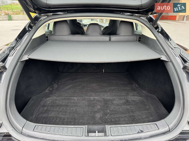Лифтбек Tesla Model S 2017 в Ирпене
