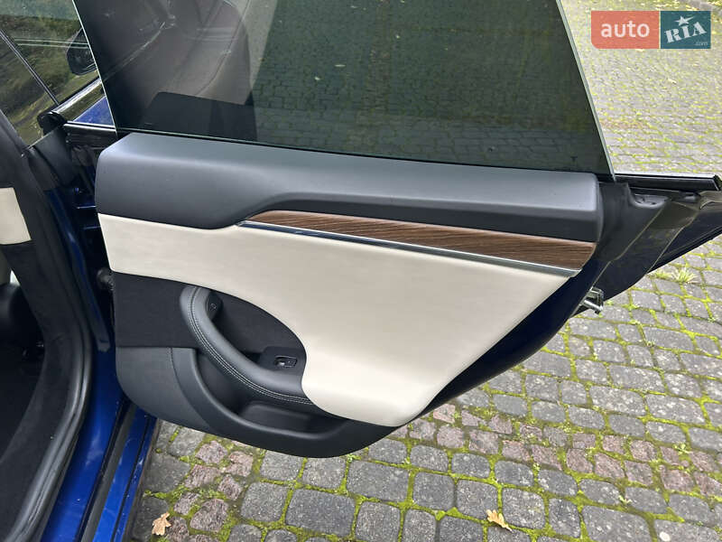 Лифтбек Tesla Model S 2022 в Львове
