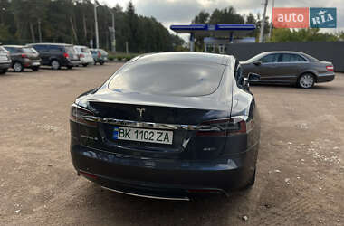Лифтбек Tesla Model S 2015 в 