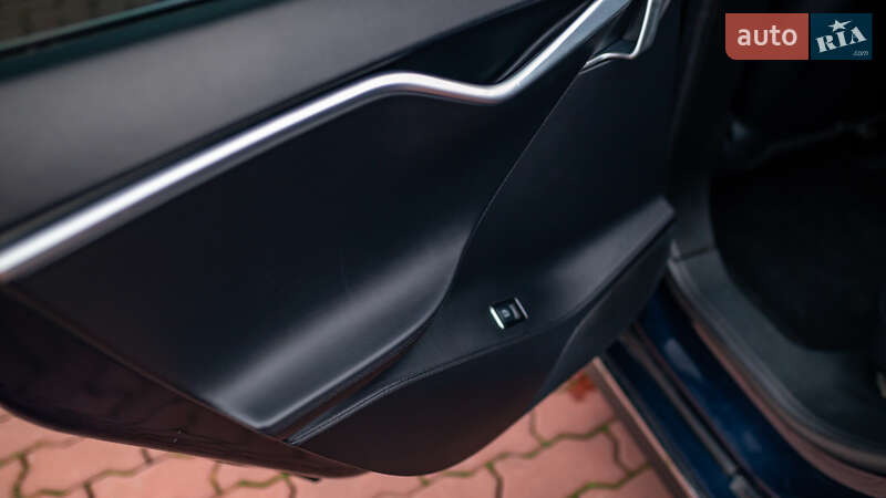 Ліфтбек Tesla Model S 2013 в Чернівцях