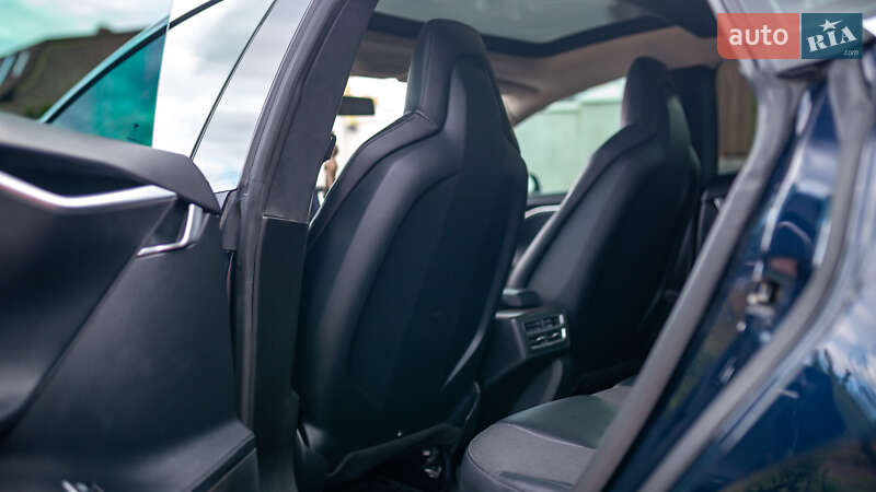 Ліфтбек Tesla Model S 2013 в Чернівцях