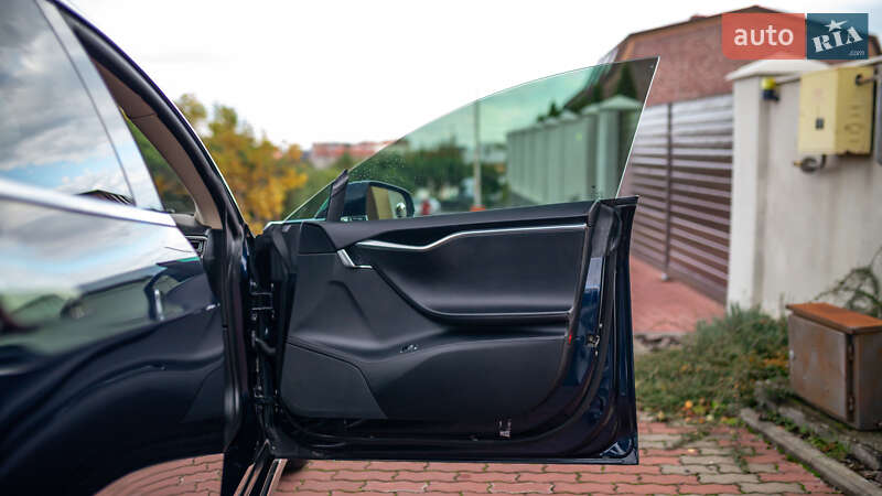 Ліфтбек Tesla Model S 2013 в Чернівцях