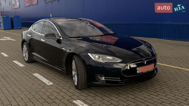 Лифтбек Tesla Model S 2014 в Нововолынске