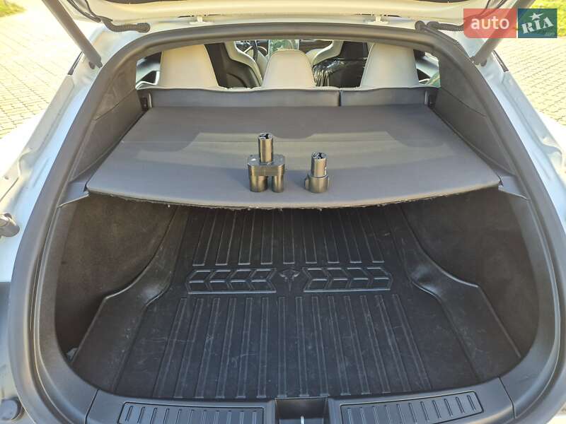 Лифтбек Tesla Model S 2015 в Киеве