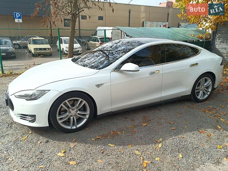 Лифтбек Tesla Model S 2015 в Ровно фото 20 Лифтбек Tesla Model S 2015 в Ровно