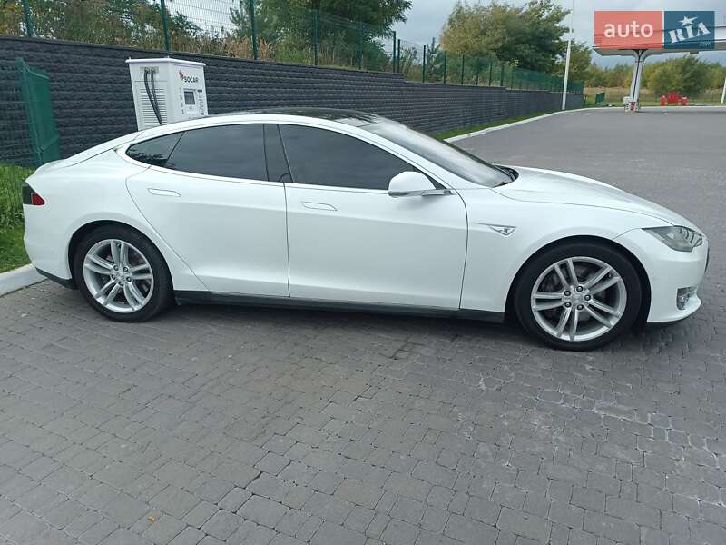 Лифтбек Tesla Model S 2015 в Ровно фото 30 Лифтбек Tesla Model S 2015 в Ровно