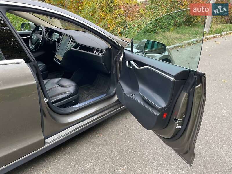 Ліфтбек Tesla Model S 2015 в Києві
