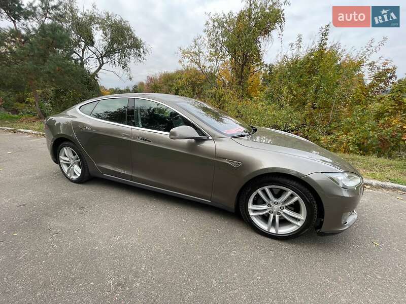 Ліфтбек Tesla Model S 2015 в Києві