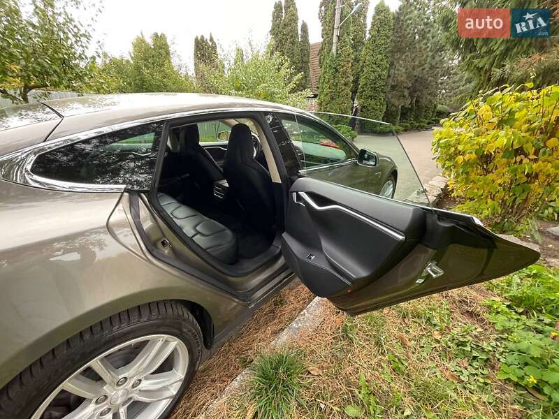 Ліфтбек Tesla Model S 2015 в Києві