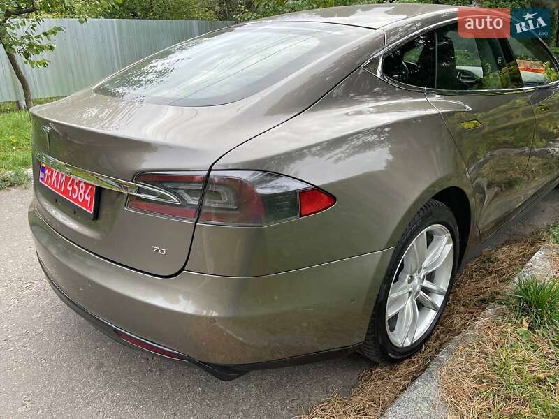 Ліфтбек Tesla Model S 2015 в Києві