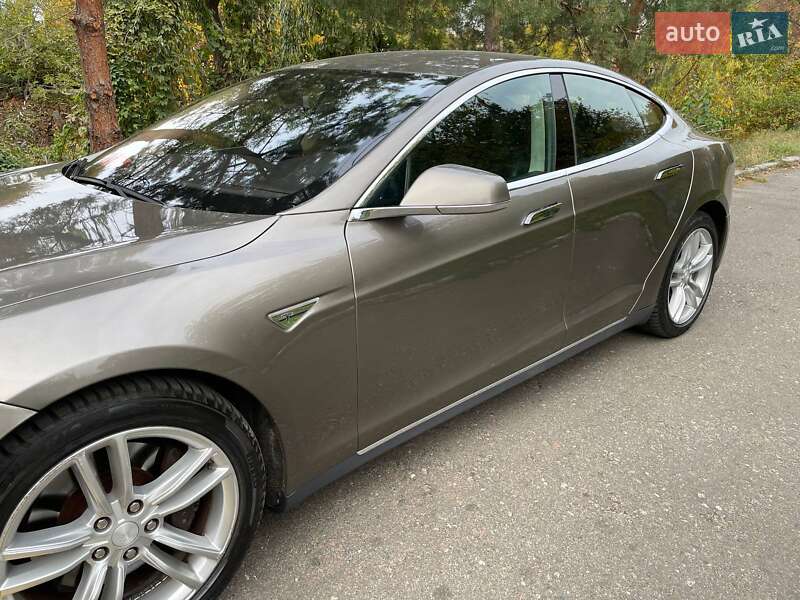 Ліфтбек Tesla Model S 2015 в Києві